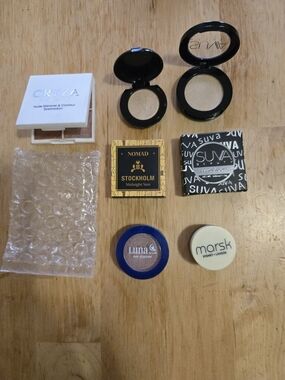 Champagne Shimmer Eyeshadow — Light Gold